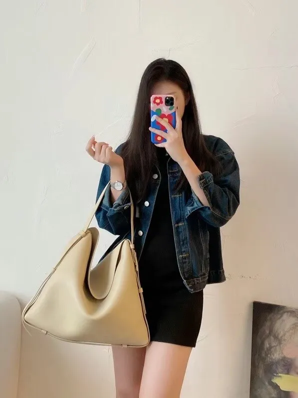 The young lady is carrying BV’s latest armpit bag, she can handle any style